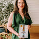 hanneke staand met rock your crystals boek