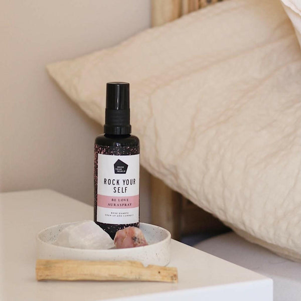 be love spray naast bed
