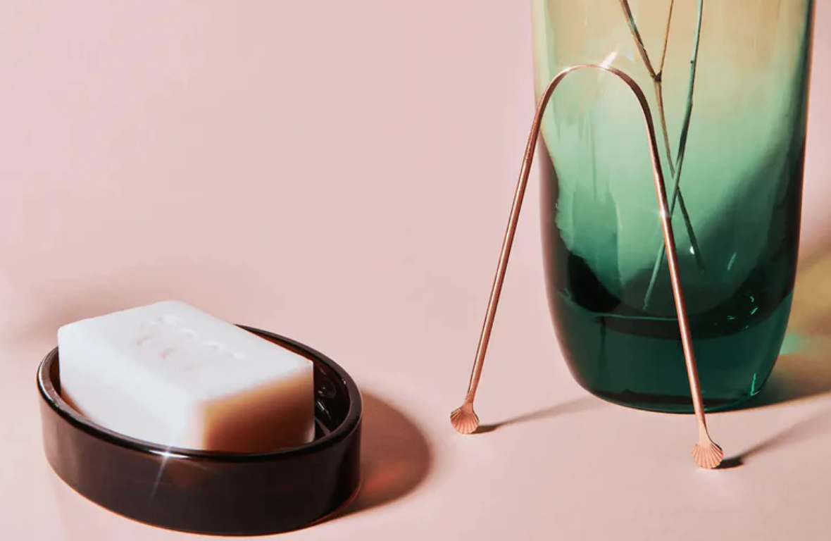 Tong schrapen: een selfcare ritueel uit de Ayurveda voor het verbeteren van de spijsvertering
